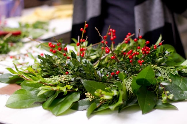 fabriquer-couronne-Noël-naturelle-branches-feuilles-vertes-baies-rouges couronne de Noël