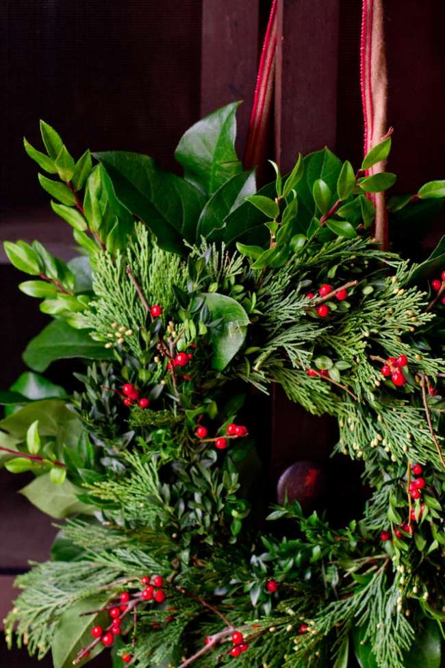 fabriquer-couronne-Noël-naturelle-accrochée-porte-ruban-rouge