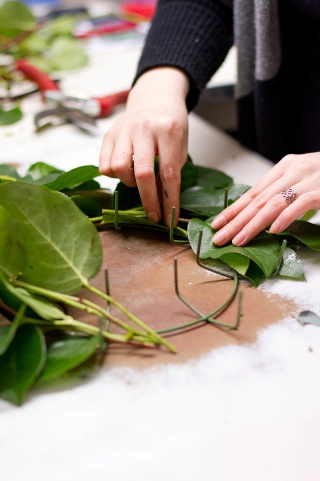 fabriquer-couronne-Noël-naturelle-arrangement-feuilles-citronnier