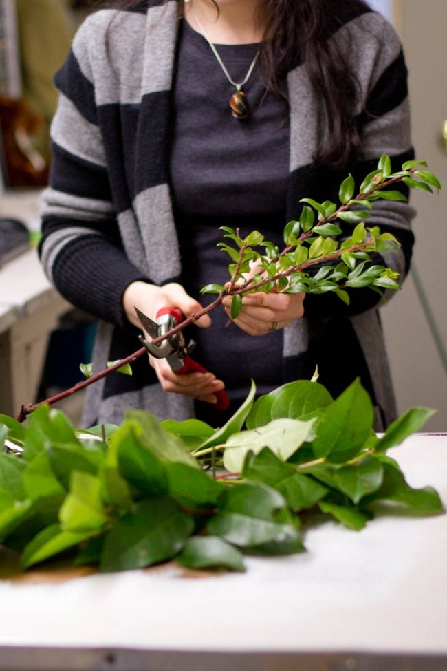 fabriquer-couronne-Noël-naturelle-branche-myrtille-couper