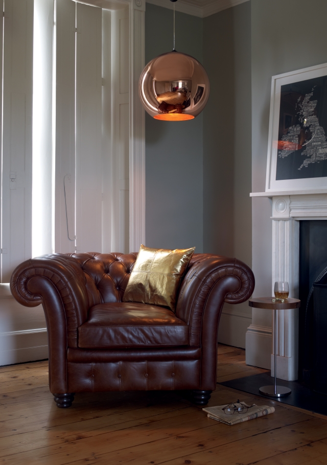 fauteuil Chesterfield classique-cuir-lustre-miroir