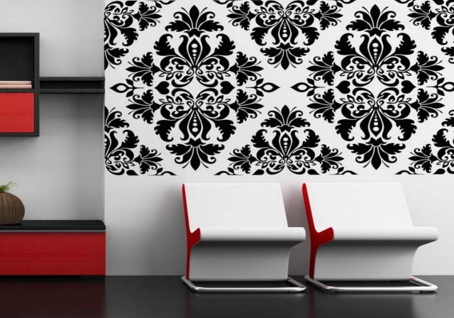 fauteuils-modernes-papier-peint-baroque-motifs-noirs