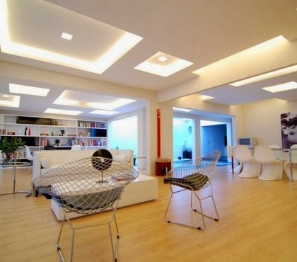 faux-plafond-moderne-carrés-lumineux-décoratifs