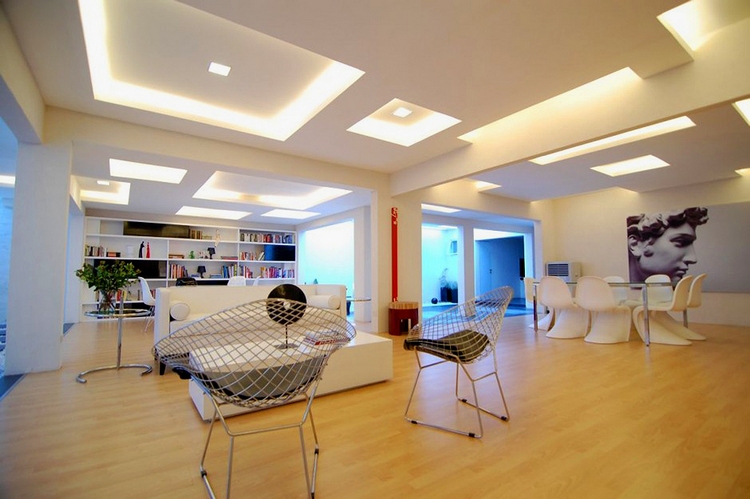 faux-plafond-moderne-carrés-lumineux-décoratifs