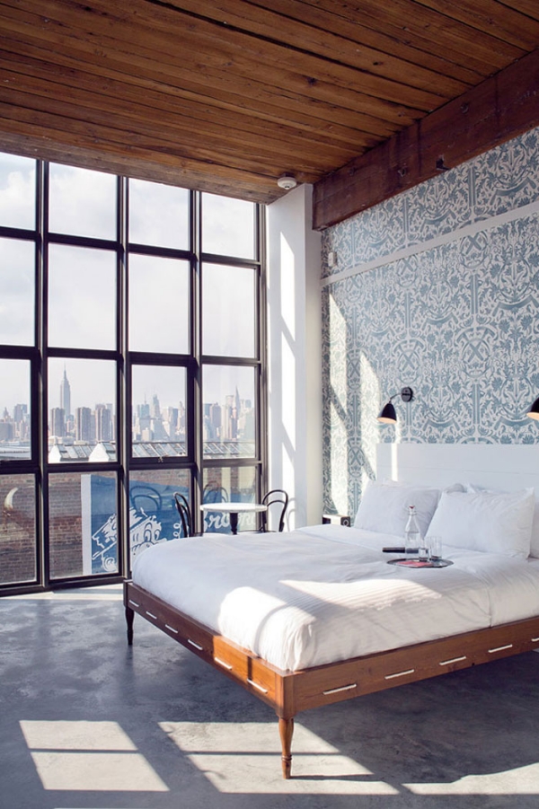 grand-lit-cadre-bois-papiers-peints-motifs-blanc-bleu