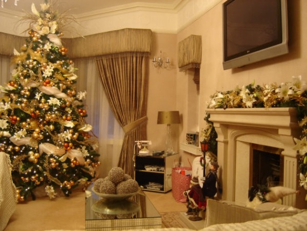 grand-sapin-Noël-guirlandes-lumineuses-fleurs