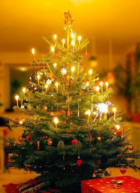 idée-décoration-sapin-Noël-traditionnelle-bougies