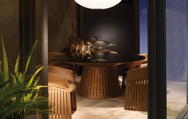 idée-originale meubles salle à mangerRoche-Bobois-table-chaises-bois-rondes