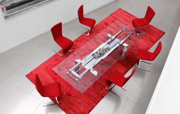 idée-originale-meubles-salle-à-manger-Roche-Bobois-table-rectangulaire-verre-chaises-rouges