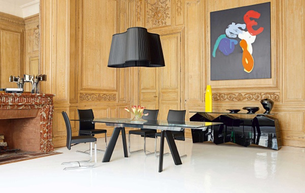 idée-originale meubles salle à manger Roche-Bobois-table-rectangulaire-verre-lampe-plafond-noir
