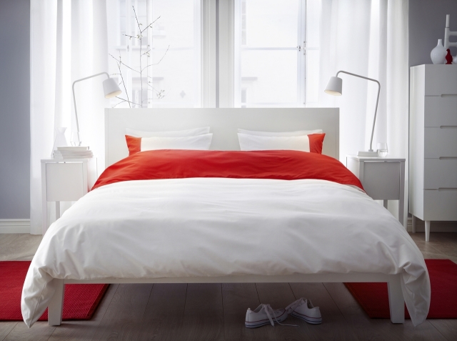 idée-originale-meubles-scandinaves-chambre-coucher-couleur-blanc-rouge