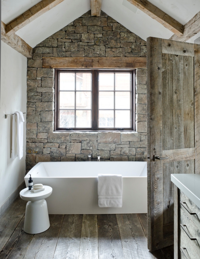 idée-salle-bain-rustique-pierre-bois-baignoire-moderne