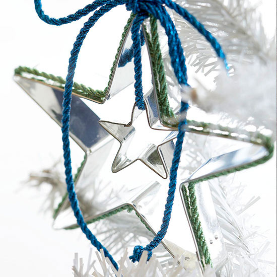 idées-déco-Noël-DIY-formes-biscuits-métalliques-ruban-bleu-vert idées déco de Noël