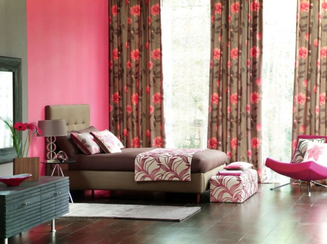 idées-déco-chambre-coucher-couleurs-accents-rose-marron-motifs-floraux-rideaux idées déco chambre