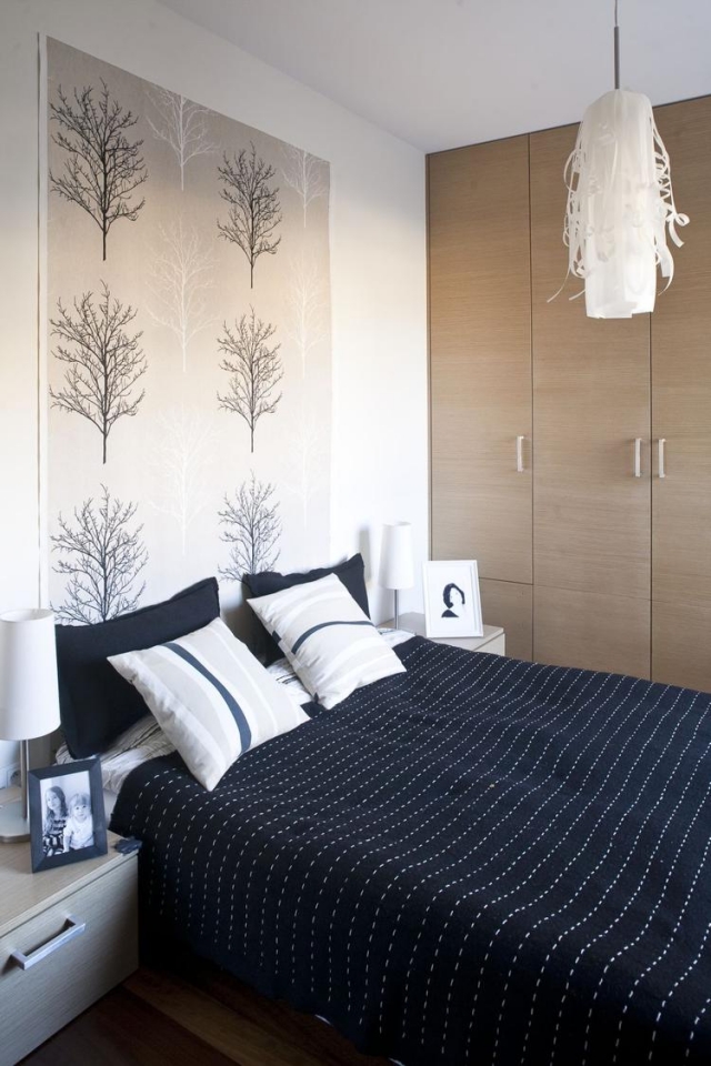 idées-déco-chambre-coucher-couleurs-beige-blanc-motifs-arbres-couverture-bleu-foncé idées déco chambre