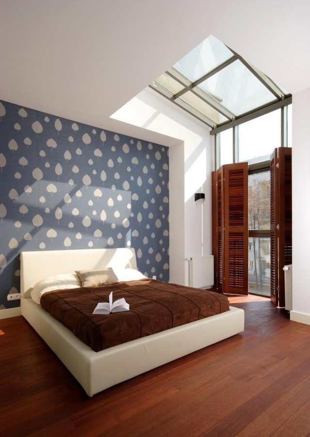 idées-déco-chambre-coucher-couleurs-bleu-motifs-feuilles-blanches-plancher-bois idées déco chambre