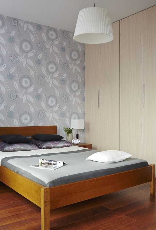 idées-déco-chambre-coucher-couleurs-gris-clair-bois-naturel-motifs-floraux