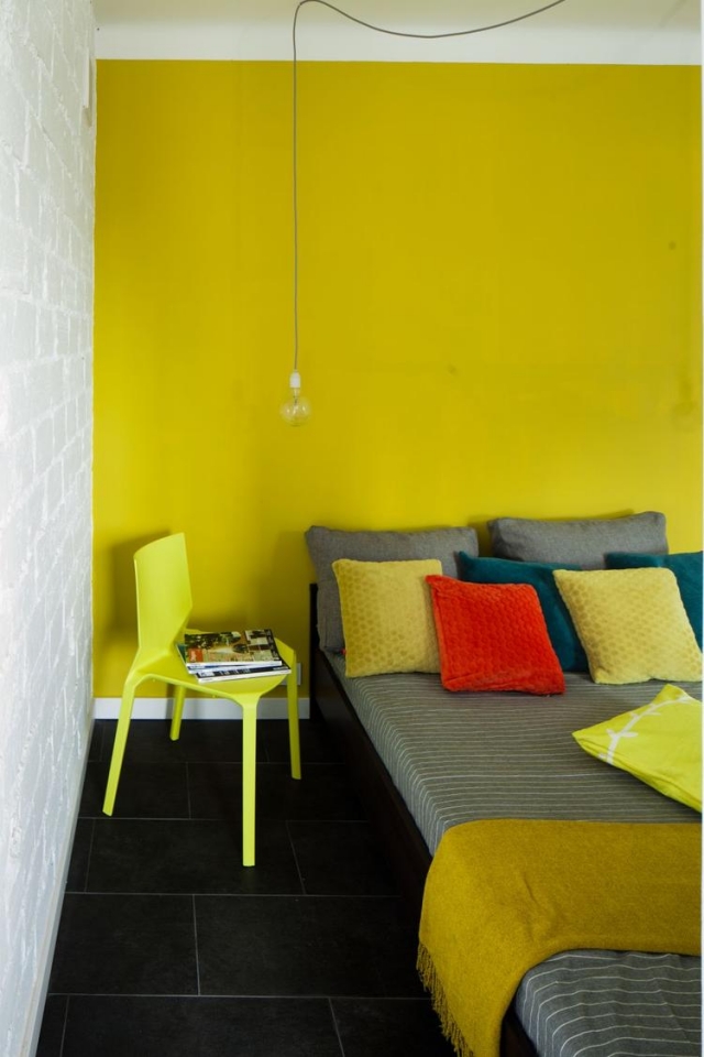 idées-déco-chambre-coucher-couleurs-mur-accents-jaunes-plancher-carrelage-noir idées déco chambre