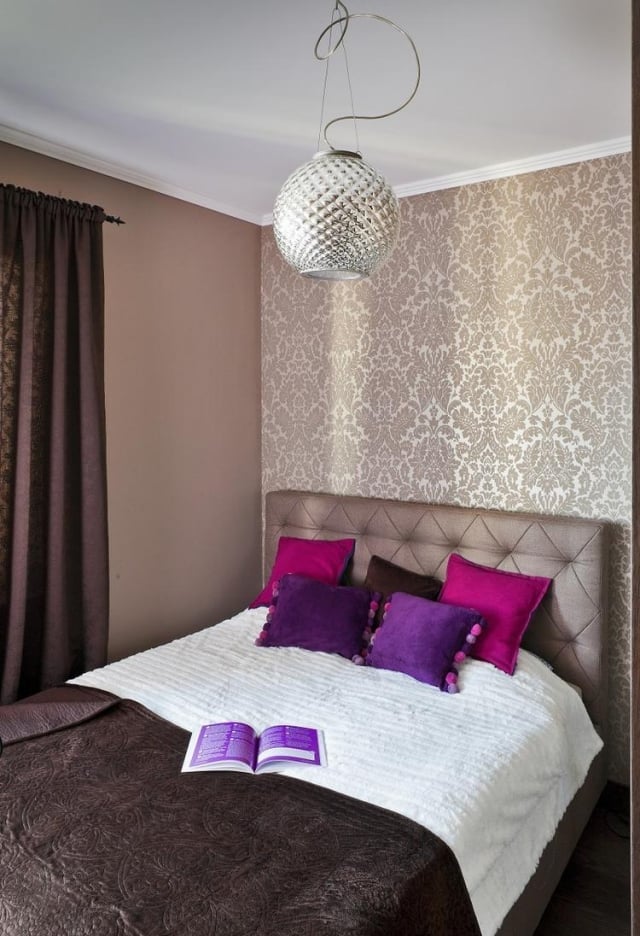 idées-déco-chambre-coucher-couleurs-papier-peint-marron-motifs-blancs-tête-lit-tapissée-coussins-lilas