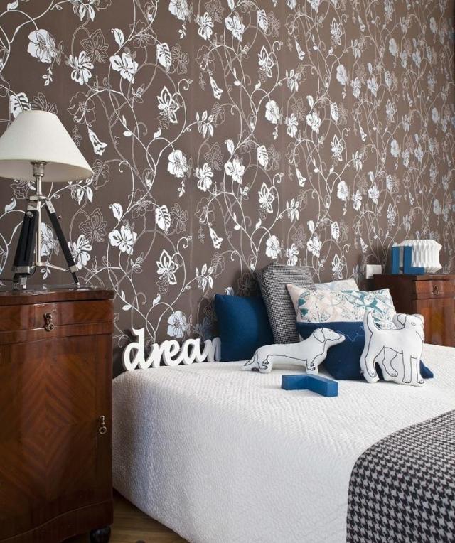 idées-déco-chambre-coucher-couleurs-papier-peint-gris-motifs-floraux-blancs-coussins-blancs-bleus