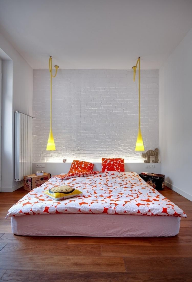 idées déco chambre idées-déco-chambre-coucher-couleurs-suspensions-jaunes-mur-briques-blanches-papier-peint