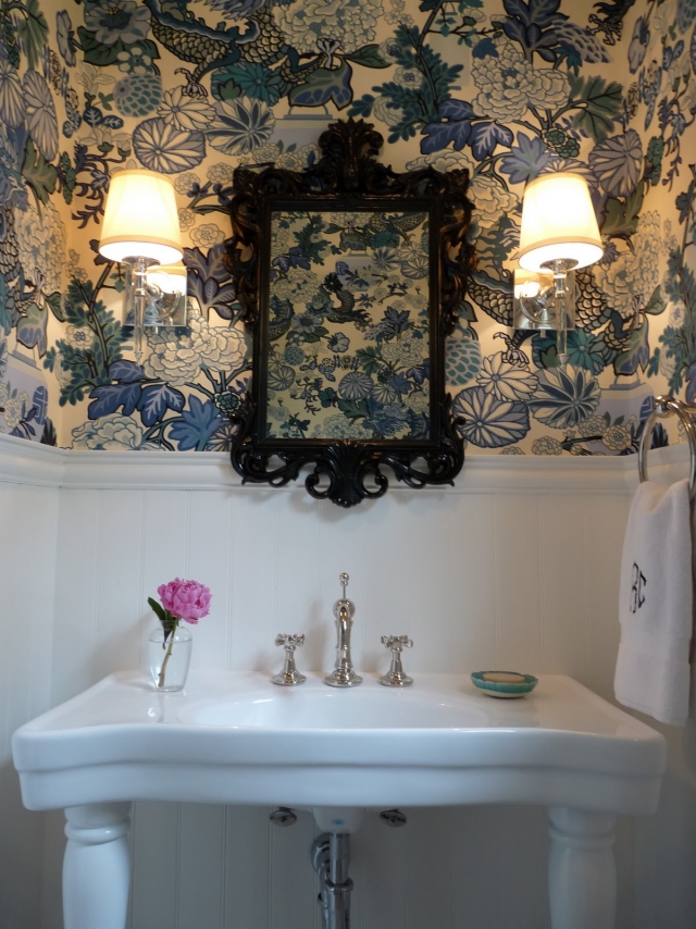 idées-déco-salle-bains-20-papiers-peints-élégants-dessins-fleurs-dragons-bleu-blanc idées déco salle de bains