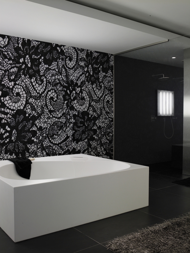 idées-déco-salle-bains-20-papiers-peints-effet-dentelle-noire-élégant idées déco salle de bains