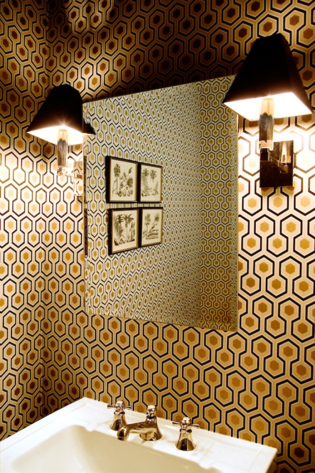 idées-déco-salle-bains-20-papiers-peints-motifs-dorés-géométriques idées déco salle de bains