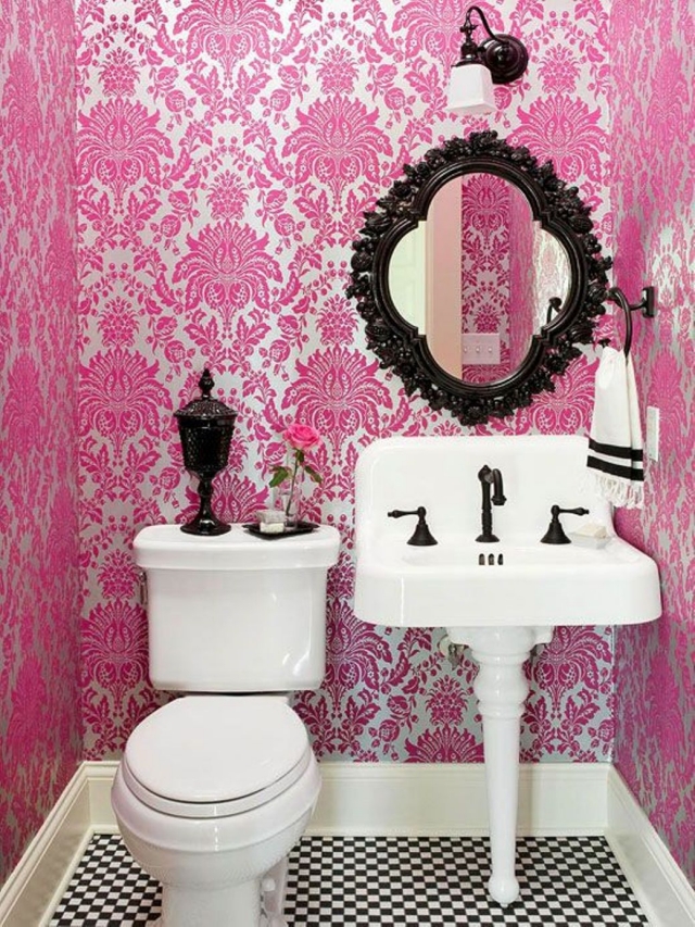 idées-déco-salle-bains-20-papiers-peints-motifs-floraux-rose-petite-salle-bains idées déco salle de bains