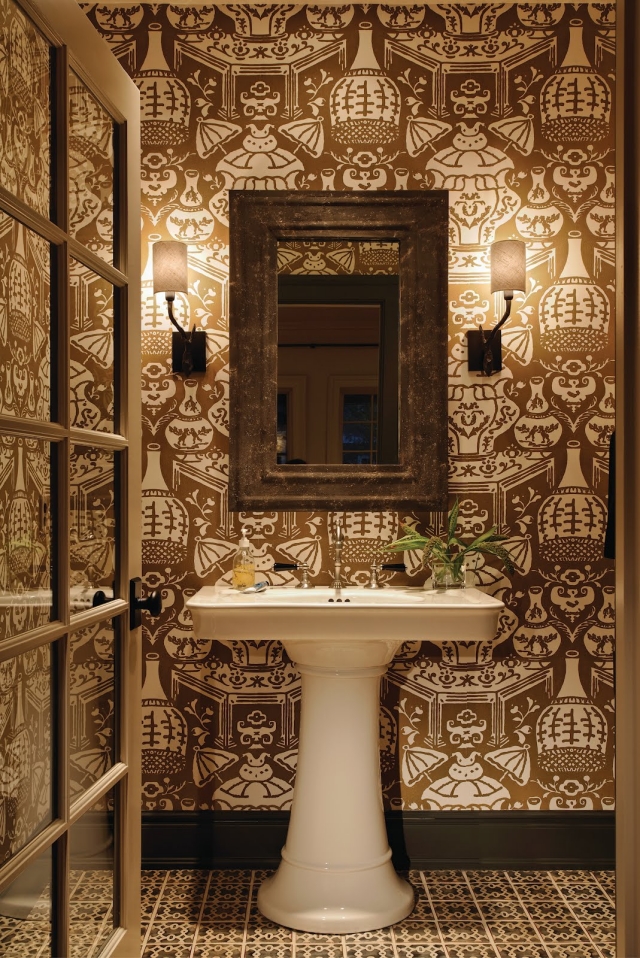 idées-déco-salle-bains-20-papiers-peints-or-foncé-motifs-blancs-petite-salle-bains idées déco salle de bains