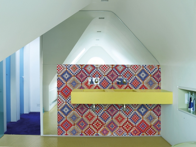 idées-déco-salle-bains-20-papiers-peints-relief-effet-3d-multicolore idées déco salle de bains