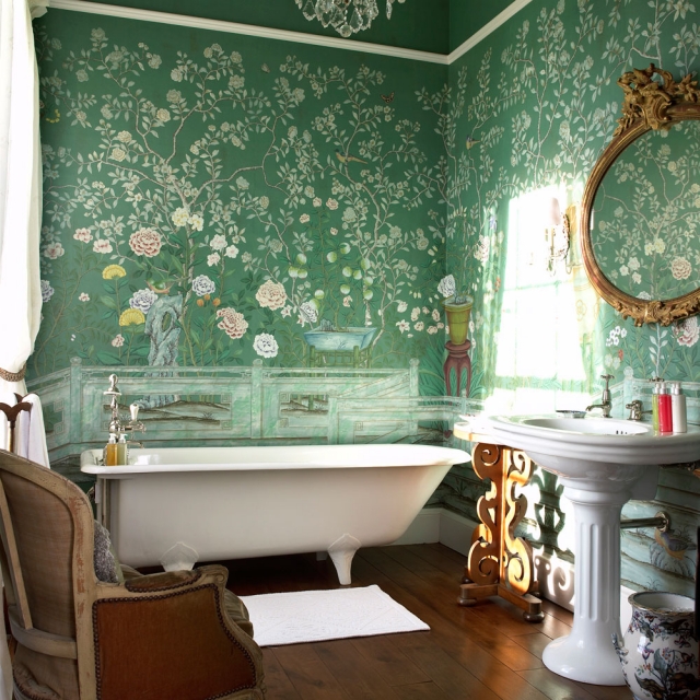 idées-déco-salle-bains-20-papiers-peints-vert-motifs-fleurs-blanches idées déco salle de bains