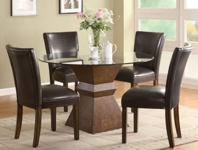 idée-originale déco salle à manger table-ronde-chaises-cuir