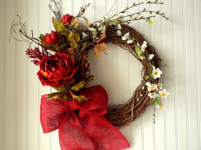 idée-automnale-couronne-branche-ruban-rouge-jute