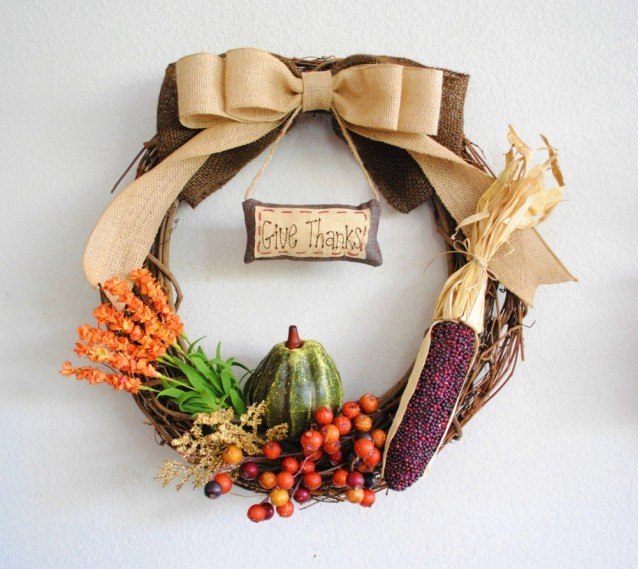 idée de déco en automne couronne-porte-maïs-ruban-lin