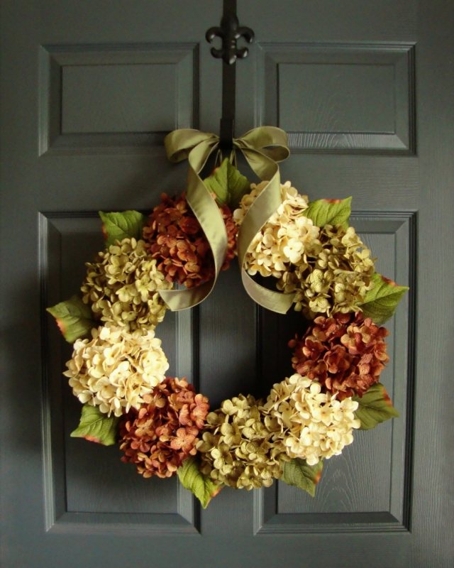idée de déco en automne couronne-porte-ruban-hortensias