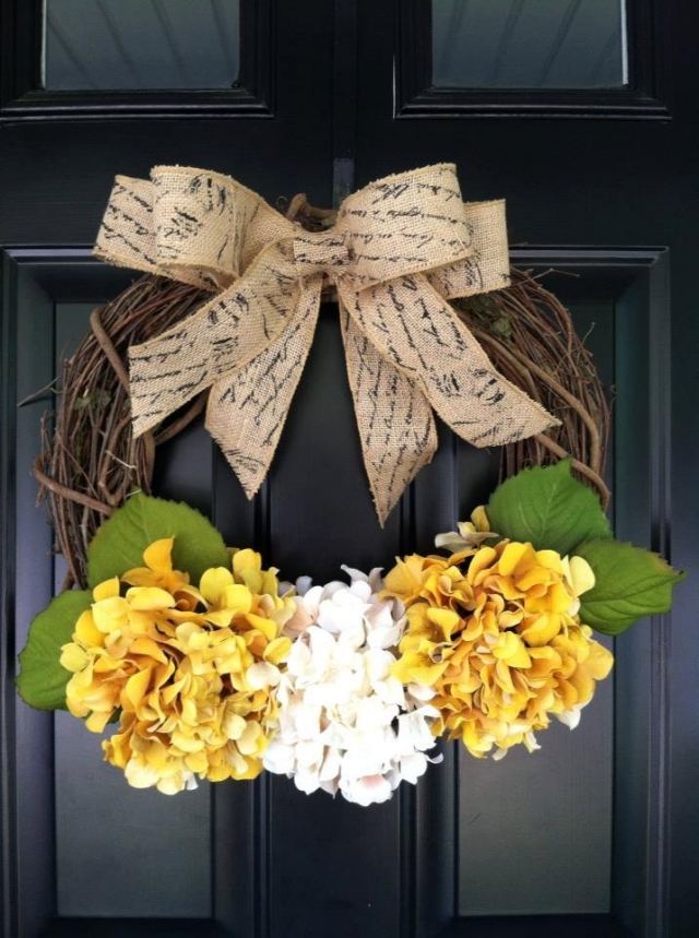 idée de déco en automne couronne-porte-ruban-toile-jute