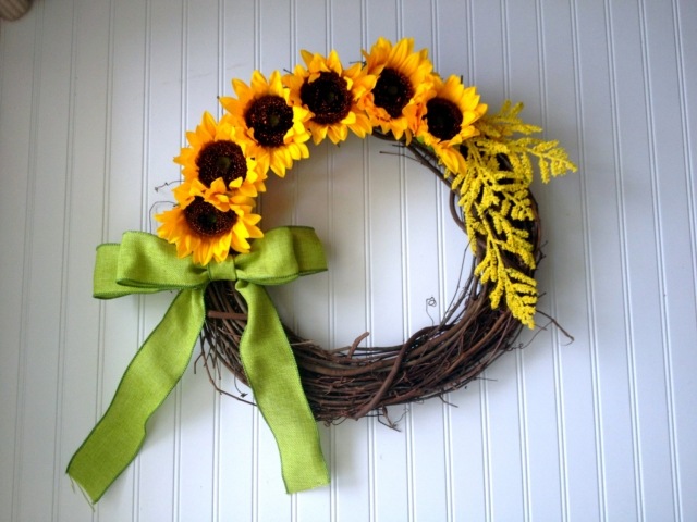idée de déco en automne couronne-tournesols-ruban-vert