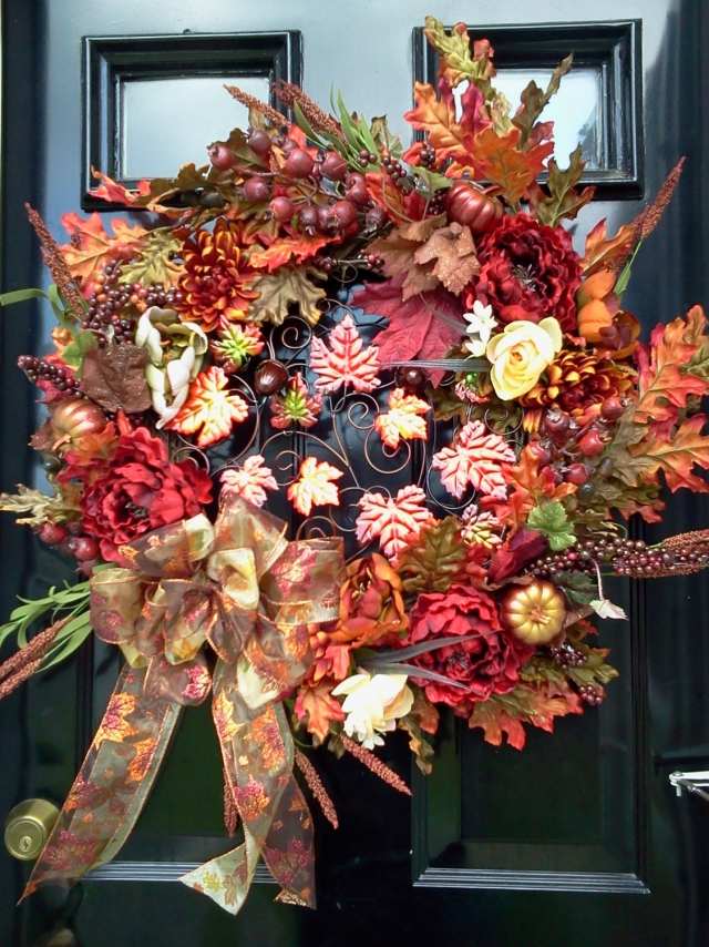 idée de déco en automne porte-entrée-couronne-fleurs-feuilles