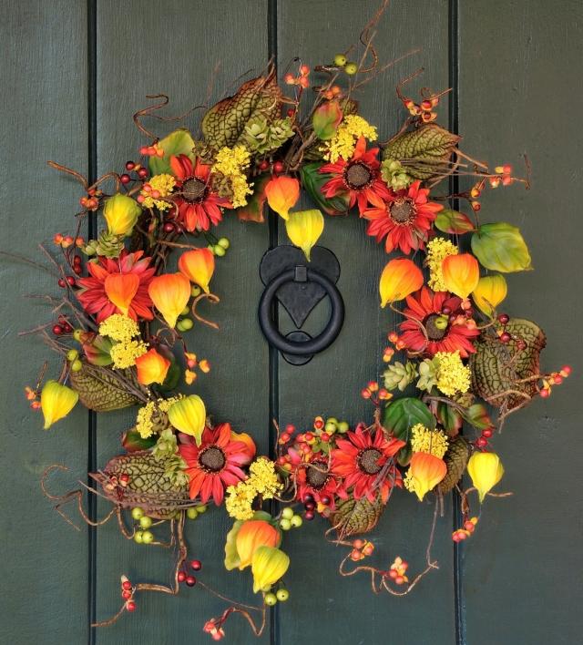 idée de déco en automne porte-entrée-couronne-fleurs