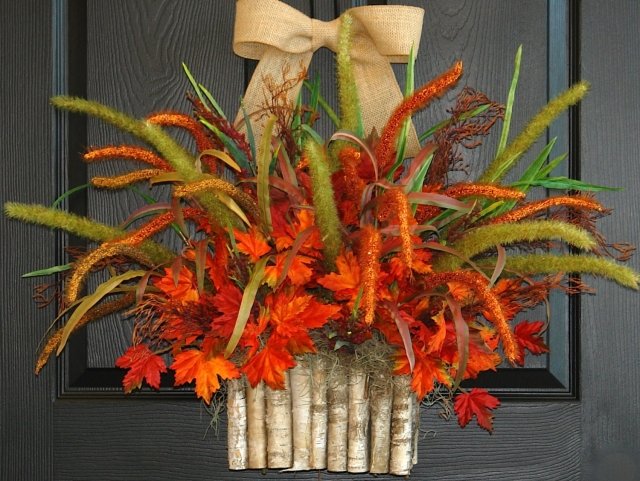 idée-déco-automne-porte-entrée-feuilles-ruban