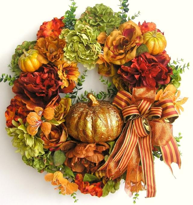 idée-déco-automne-porte-entrée-fleurs-citrouilles