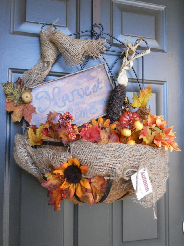idée-déco-automne-porte-entrée-toile-jute-feuilles