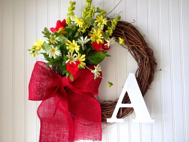 idée-déco-couronne-ruban-rouge-lettre-blanche