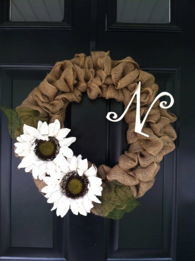 idée-déco-porte-couronne-toile-jute-fleurs-blanches