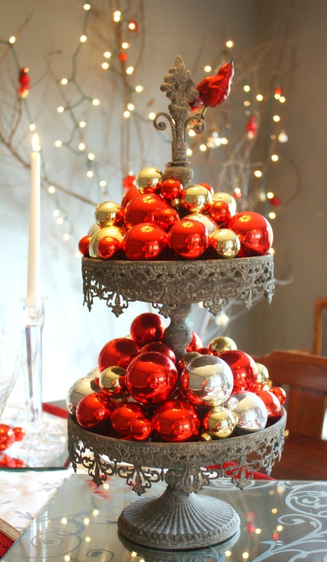 idée-déco-table-Noël-présentoir-boules-rouges-dorées