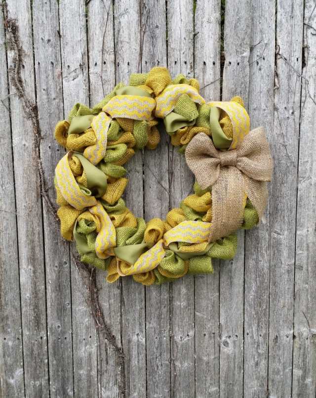 idée-décoration-couronne-rubans-toule-jute-jaune-vert