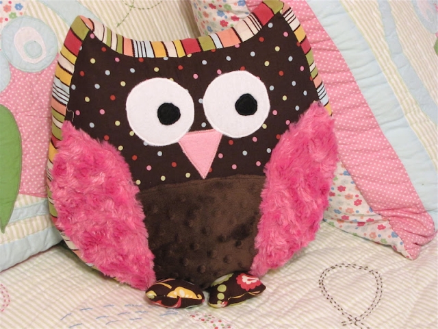 idée-originale-décoration-chambre-bébé-thème-hibou-coussin