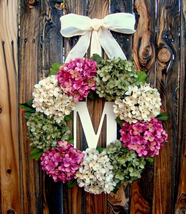 idée-super-couronne-hortensias-ruban-lettre-M