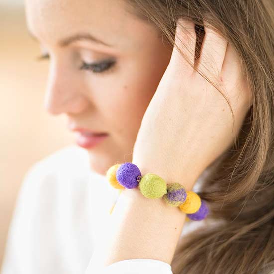 idées de cadeaux Noël-bracelet-boules-laine-feutre